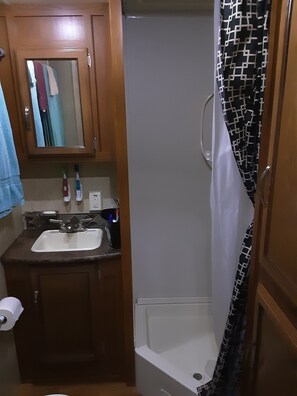 Douche, serviettes fournies, savon, papier de toilette