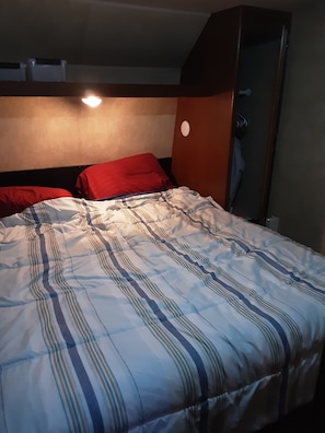 1 bedroom, WiFi, bed sheets - RV travel trailer 3.2 miles from Hayward Field (Eugene)