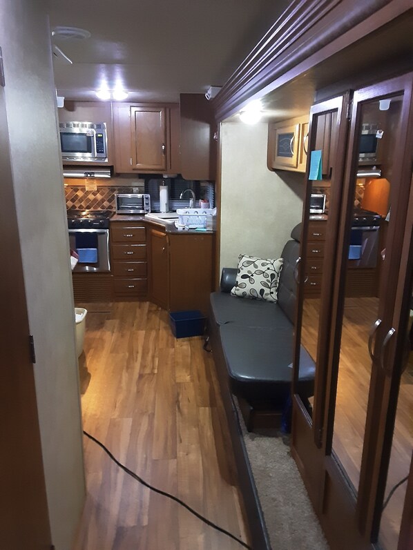 Fridge, microwave, oven, stovetop - RV travel trailer 3.2 miles from Hayward Field (Eugene)