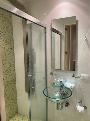 Douche, sèche-cheveux, serviettes fournies, savon