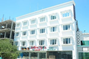 Vista frontal de la propiedad