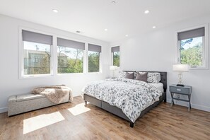 3 Schlafzimmer, Schreibtisch, Bügeleisen/Bügelbrett, Reisekinderbett