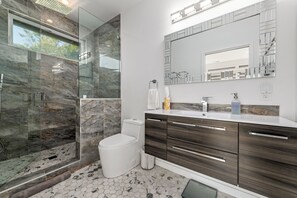 Ducha y bañera combinadas, secador de pelo, toallas y jabón