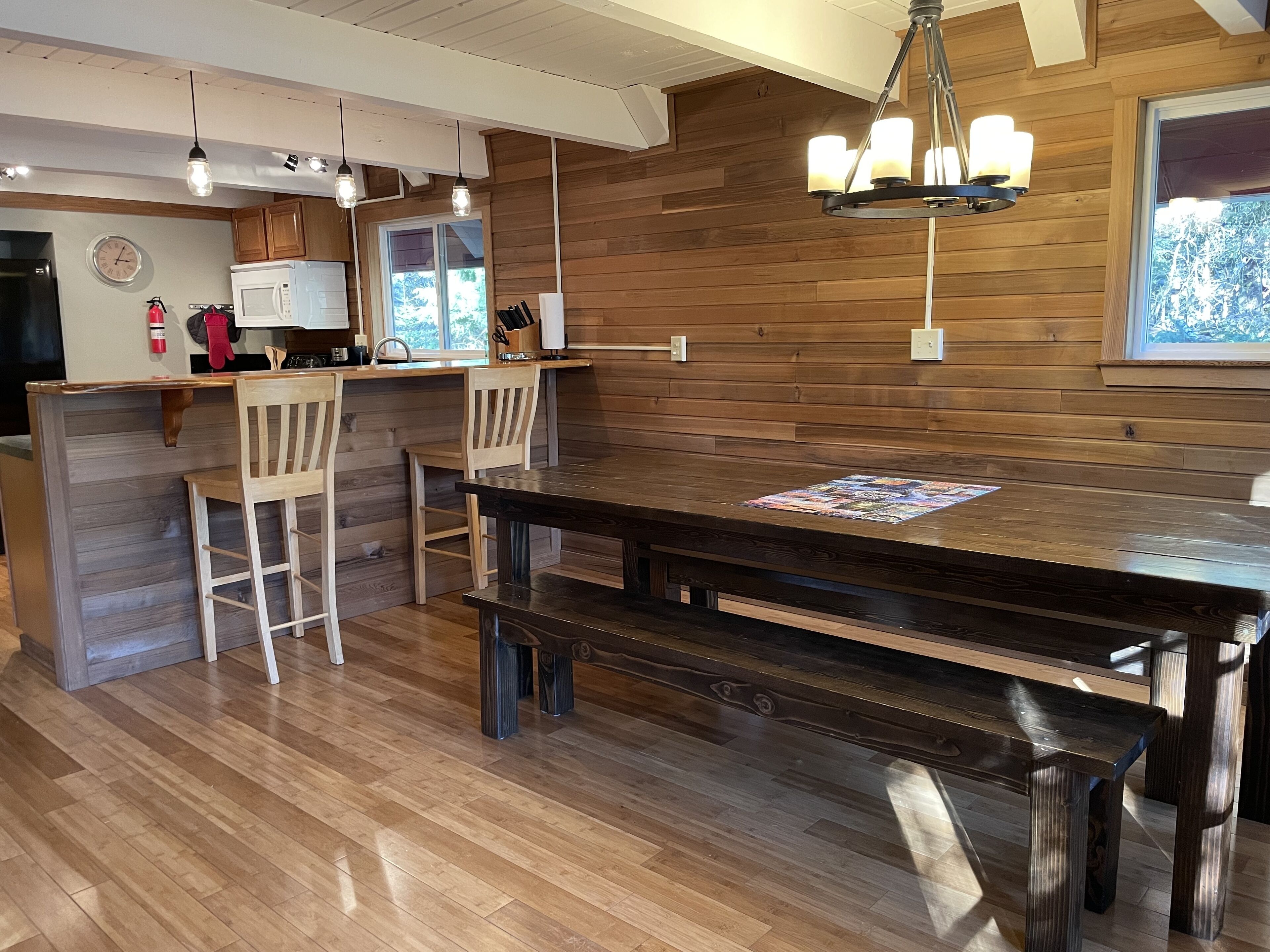 Family friendly chalet minutes from Mount Rainier - with Hot Tub!