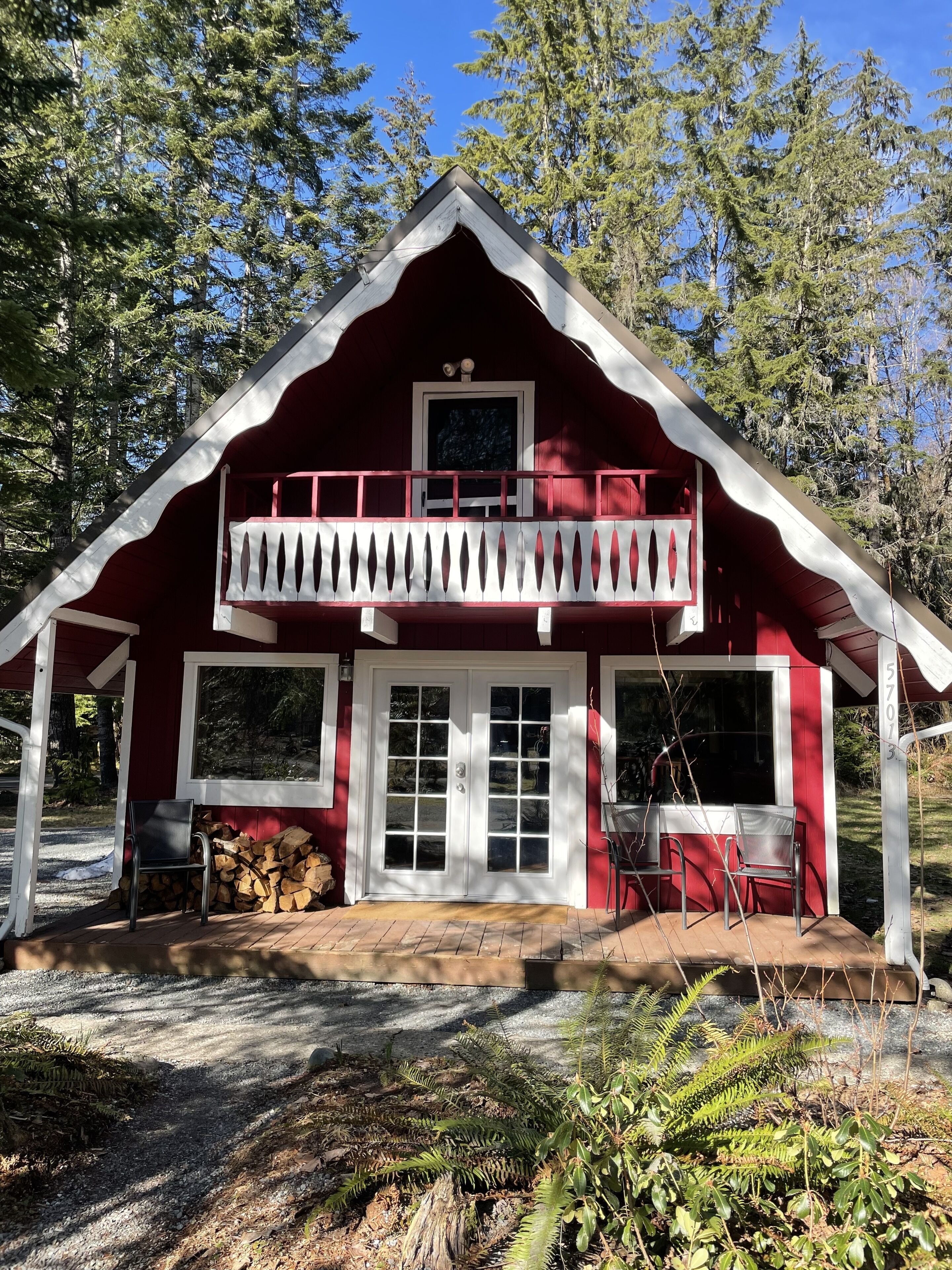 Family friendly chalet minutes from Mount Rainier - with Hot Tub!