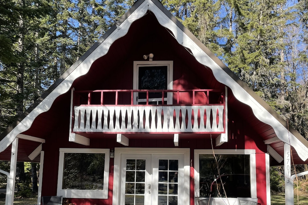 Family friendly chalet minutes from Mount Rainier - with Hot Tub!
