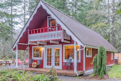 Cabin Vibes & Family Friendly w-Private Hot Tub Steps to Rainier