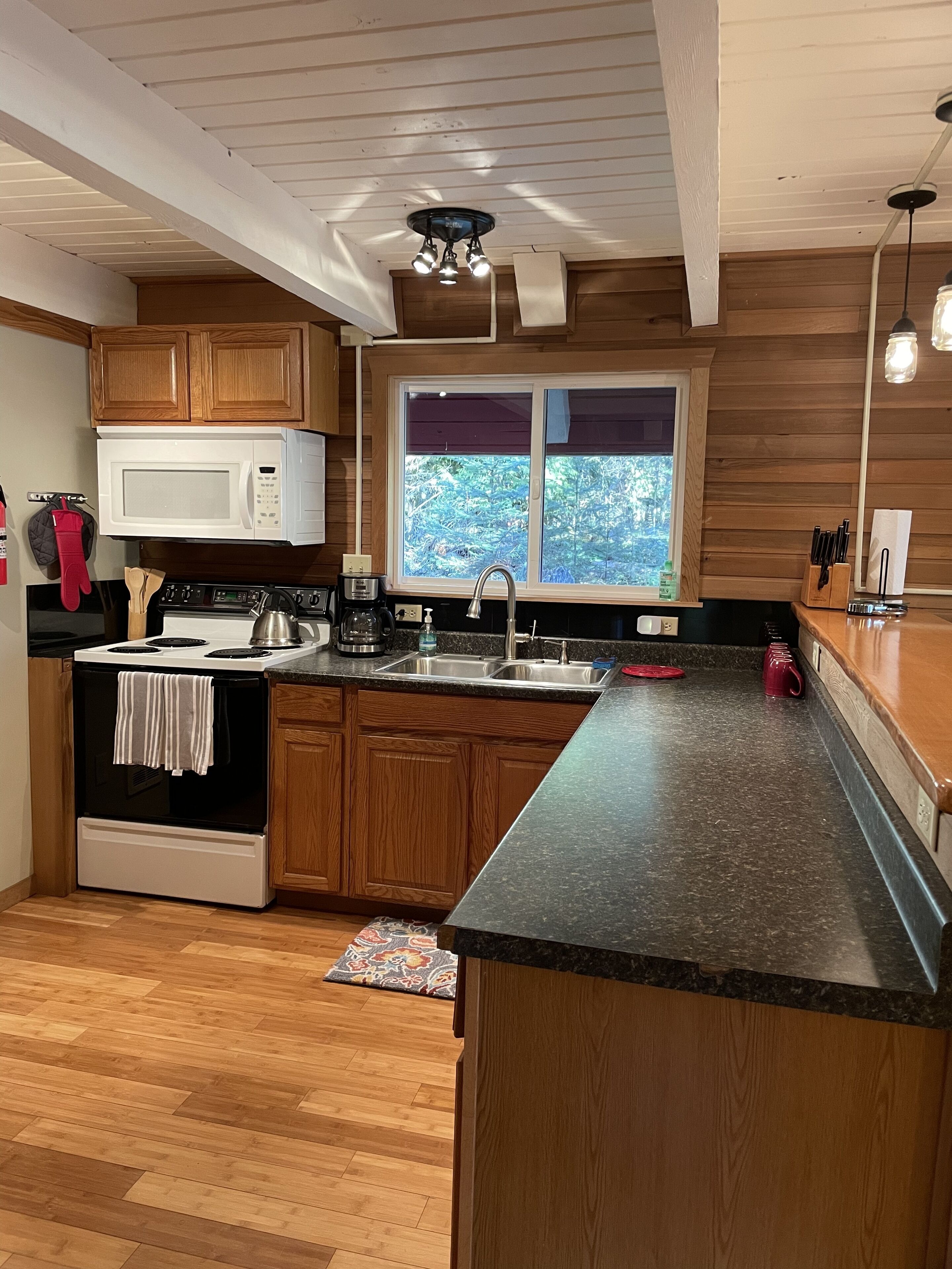 Family friendly chalet minutes from Mount Rainier - with Hot Tub!