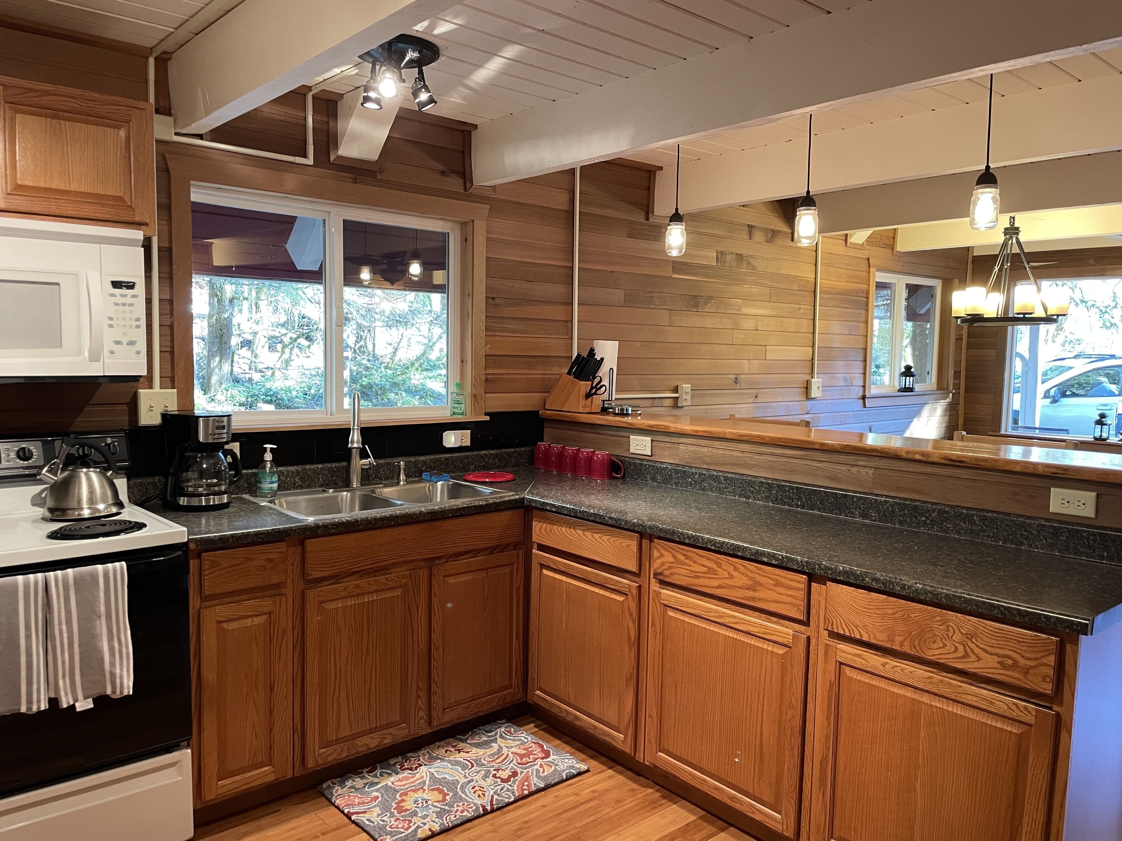 Family friendly chalet minutes from Mount Rainier - with Hot Tub!
