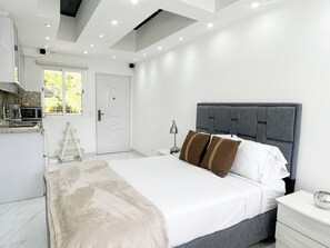 1 slaapkamer, een bureau, een strijkplank/strijkijzer, gratis wifi