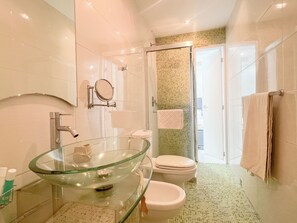 Bruser, hårtørrer, bidet, håndklæder