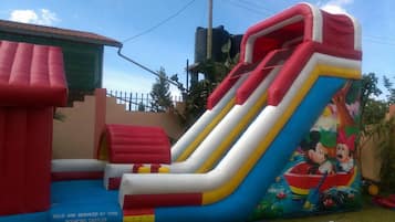 Área de juegos infantiles al aire libre