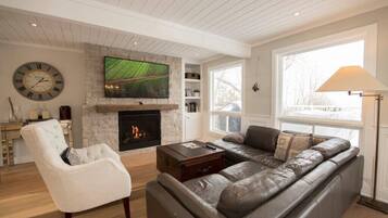 TV connectée, cheminée, livres, chaßne hi-fi