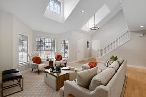 Una Smart TV, una chimenea, libros