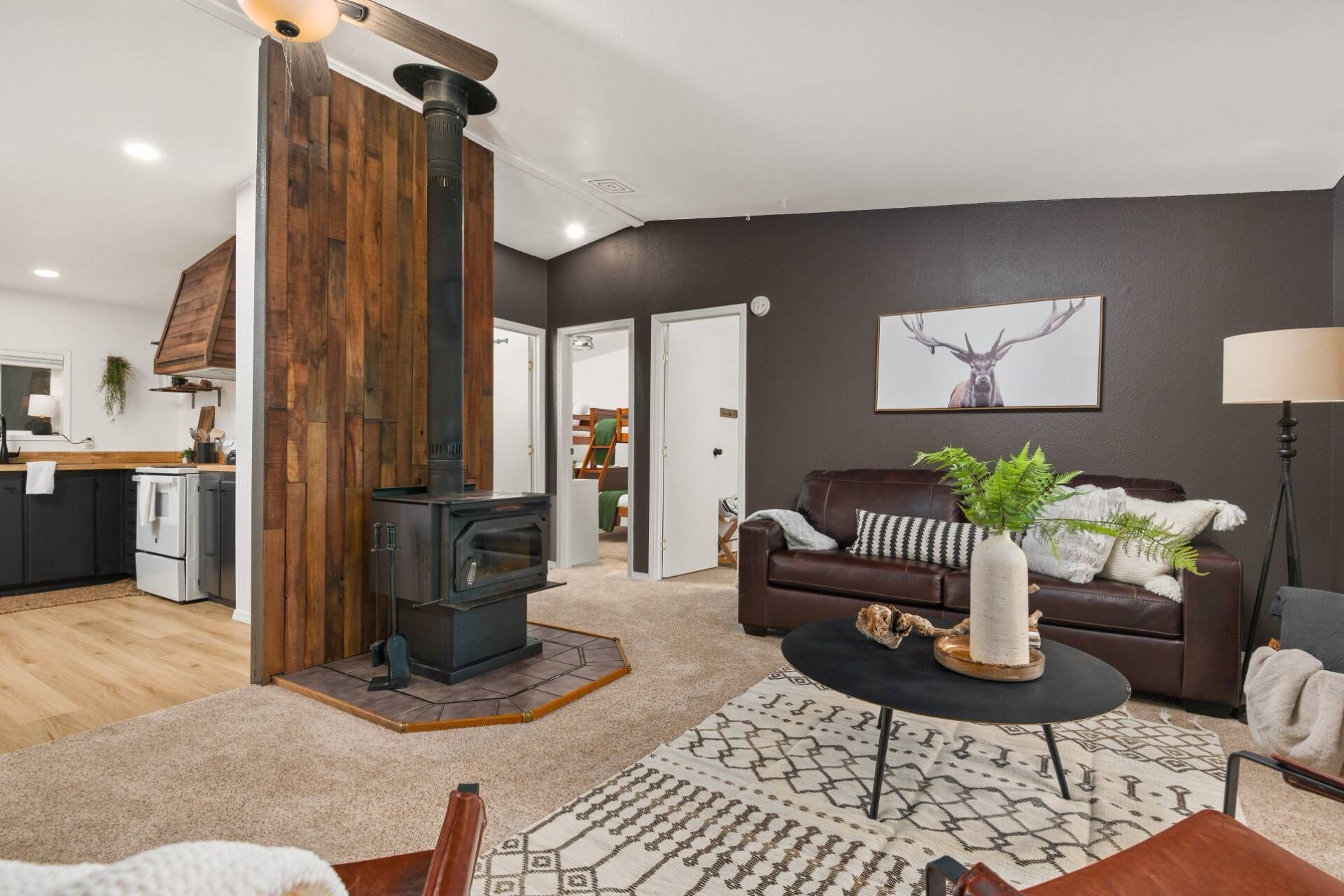 Unforgettable Riverside Experience, Hot Tub, Fire-Pit, All New Décor and Furnishing, 1 Mile to Golf