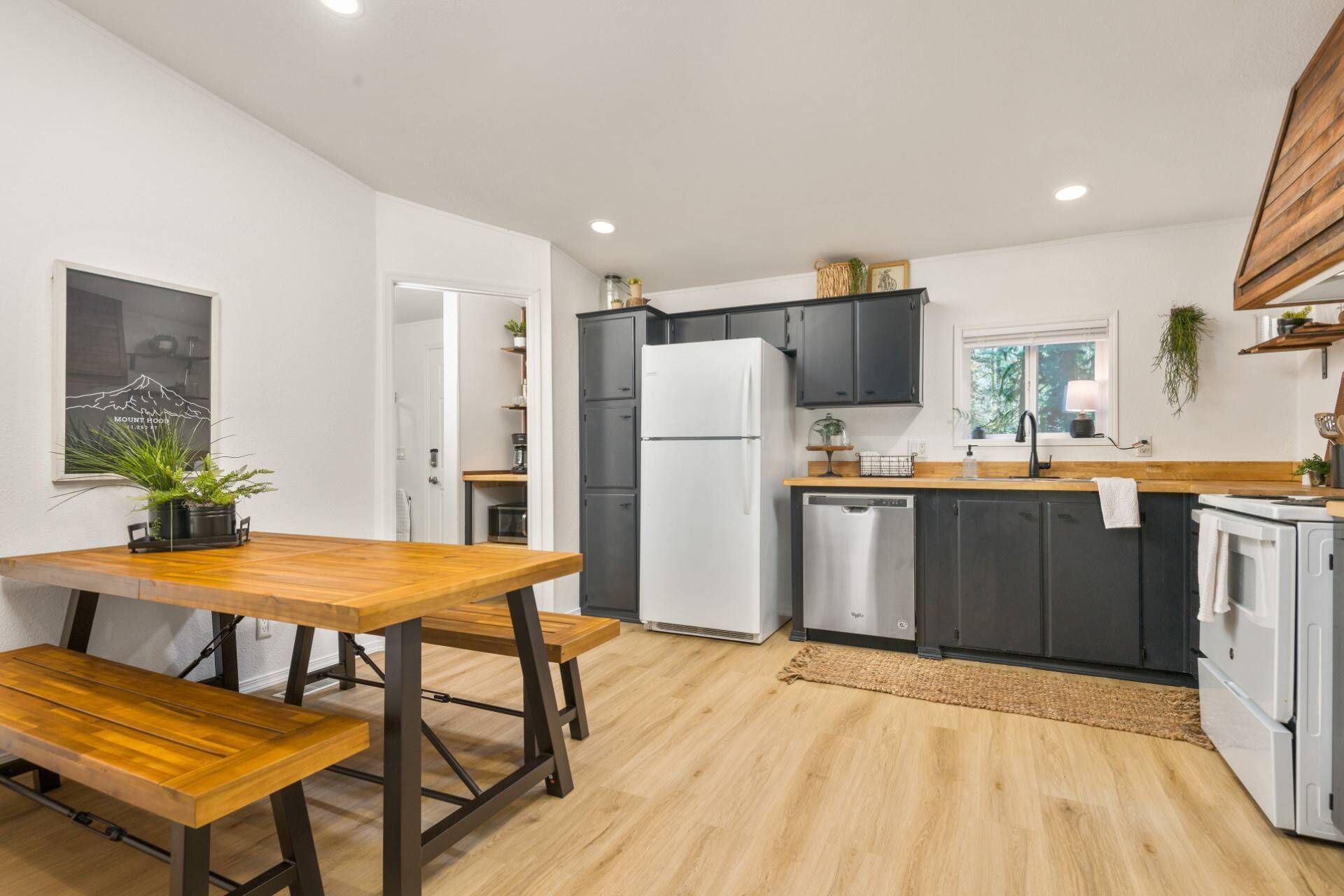 Unforgettable Riverside Experience, Hot Tub, Fire-Pit, All New Décor and Furnishing, 1 Mile to Golf