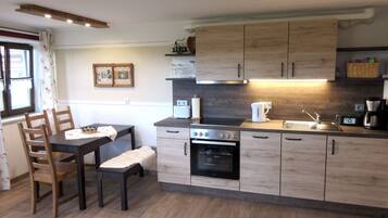 Fridge, oven, stovetop, dishwasher