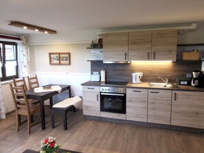 ثلاجة، فرن، موقد طهي مسطح، غسالة أطباق