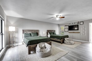5 bedrooms, desk, iron/ironing board, travel crib