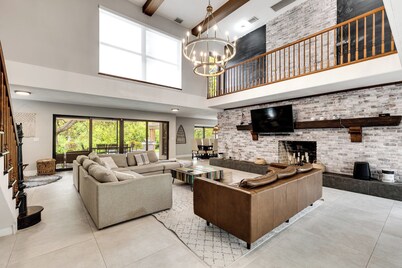 <1 Min WALK to Beach, Heated Pool, Modern Oasis, 5 bedroom, 8 beds, 4 bathrooms