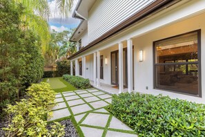 Exterior detail - <1 Min WALK to Beach, Heated Pool, Modern Oasis, 5 bedroom, 8 beds, 4 bathrooms (Fort Lauderdale)
