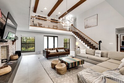 <1 Min WALK to Beach, Heated Pool, Modern Oasis, 5 bedroom, 8 beds, 4 bathrooms