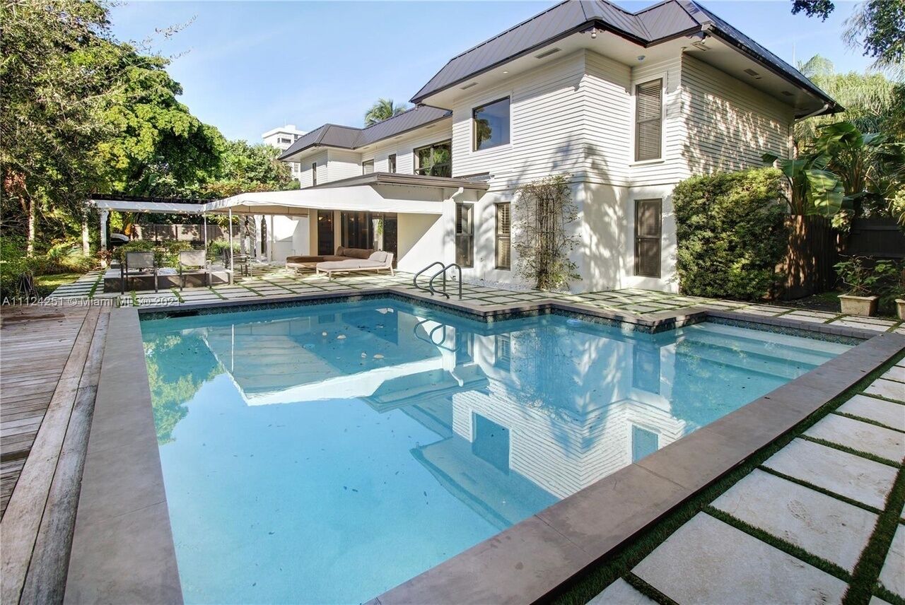 5 Bed 4 Bath Contemporary Beach Villa <1 Min WALK from Beach