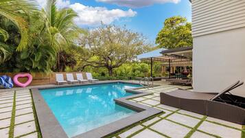 Una piscina al aire libre, una piscina climatizada