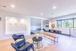Un interno moderno con un'area salotto, un'ampia finestra e vista sull'esterno.