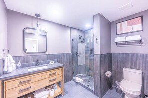 Douche, sèche-cheveux, serviettes fournies, savon