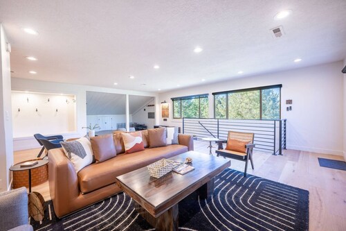 5-Star Designer Penthouse | Hot Tub | Pool | No Car Needed - Steps to Free Shuttle