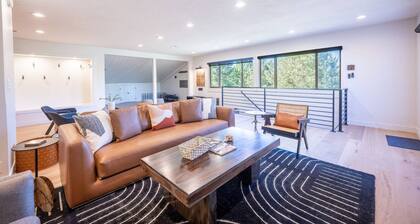 5-Star Designer Penthouse | Hot Tub | Pool | No Car Needed - Steps to Free Shuttle