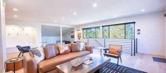 5-Star Designer Penthouse | Hot Tub | Pool | No Car Needed - Steps to Free Shuttle