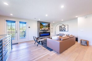 Smart TV, fireplace, stereo