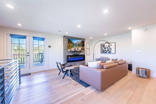 *Free Ski Rental* 5-Star Designer Penthouse | Hot Tub | Pool | No Car Needed - Steps to Free Shuttle