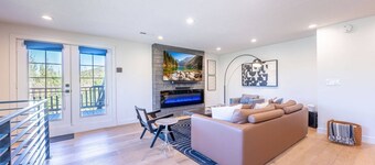 *Free Ski Rental* 5-Star Designer Penthouse | Hot Tub | Pool | No Car Needed - Steps to Free Shuttle