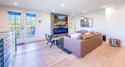 *Free Ski Rental* 5-Star Designer Penthouse | Hot Tub | Pool | No Car Needed - Steps to Free Shuttle