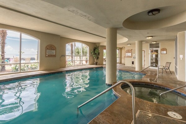 Una piscina interior con normas claras, vistas al océano y un entorno tropical.