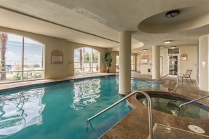 Alberca techada y alberca al aire libre