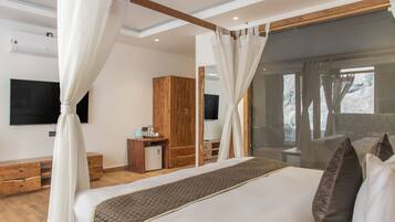 Kamar Mewah, balkon, pemandangan sungai | Tirai kedap cahaya, tempat tidur lipat/tambahan, dan Wi-Fi gratis