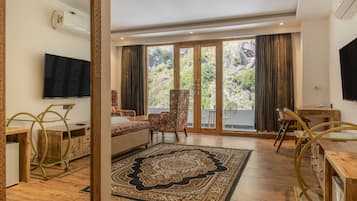 Premium kamer, bad, uitzicht op rivier | Verduisterende gordijnen, gratis wifi, beddengoed, rolstoeltoegang