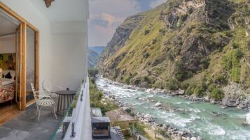 Premier Room, Bathtub, River View | Water view