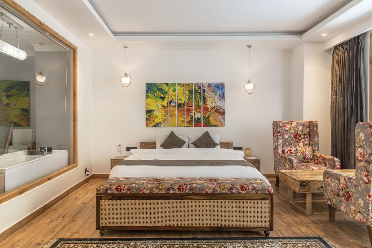 Premier Room, Bathtub, River View