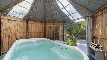Outdoor spa tub