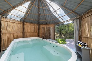 Outdoor spa tub