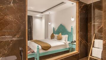 Deluxe-Zimmer | Badezimmer | Kostenlose Toilettenartikel, Handtücher, Seife, Shampoo