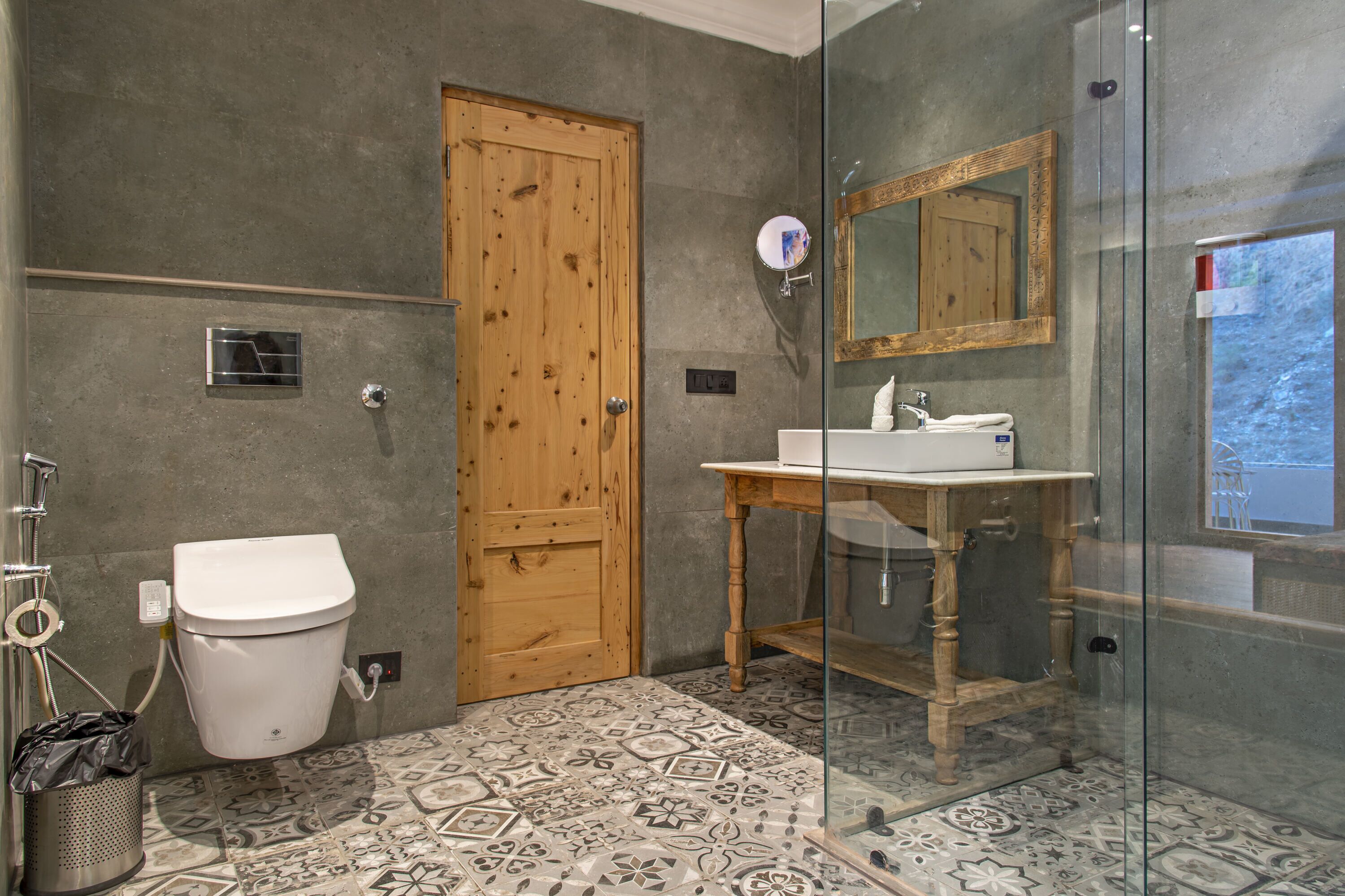 Un baño con inodoro, lavabo y zona de ducha.