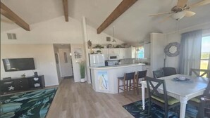Dining - Cozy and Clean steps from the beach. Gulf views <3 (Freeport)
