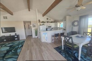 Dining - Cozy and Clean steps from the beach. Gulf views <3 (Freeport)