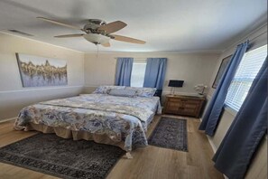 2 bedrooms, WiFi, bed sheets - Cozy and Clean steps from the beach. Gulf views <3 (Freeport)